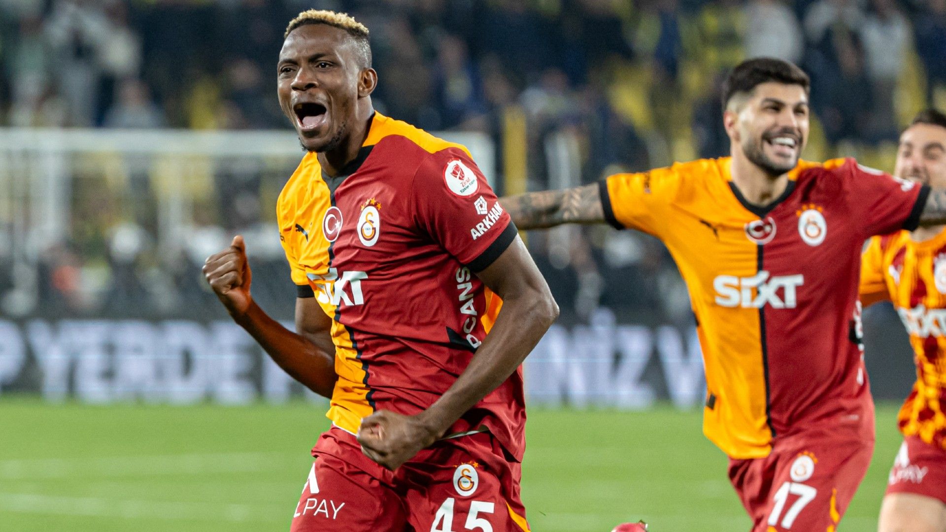 Victor Osimhen of Galatasaray celebrates the end of the match between Fenerbahce and Galatasaray