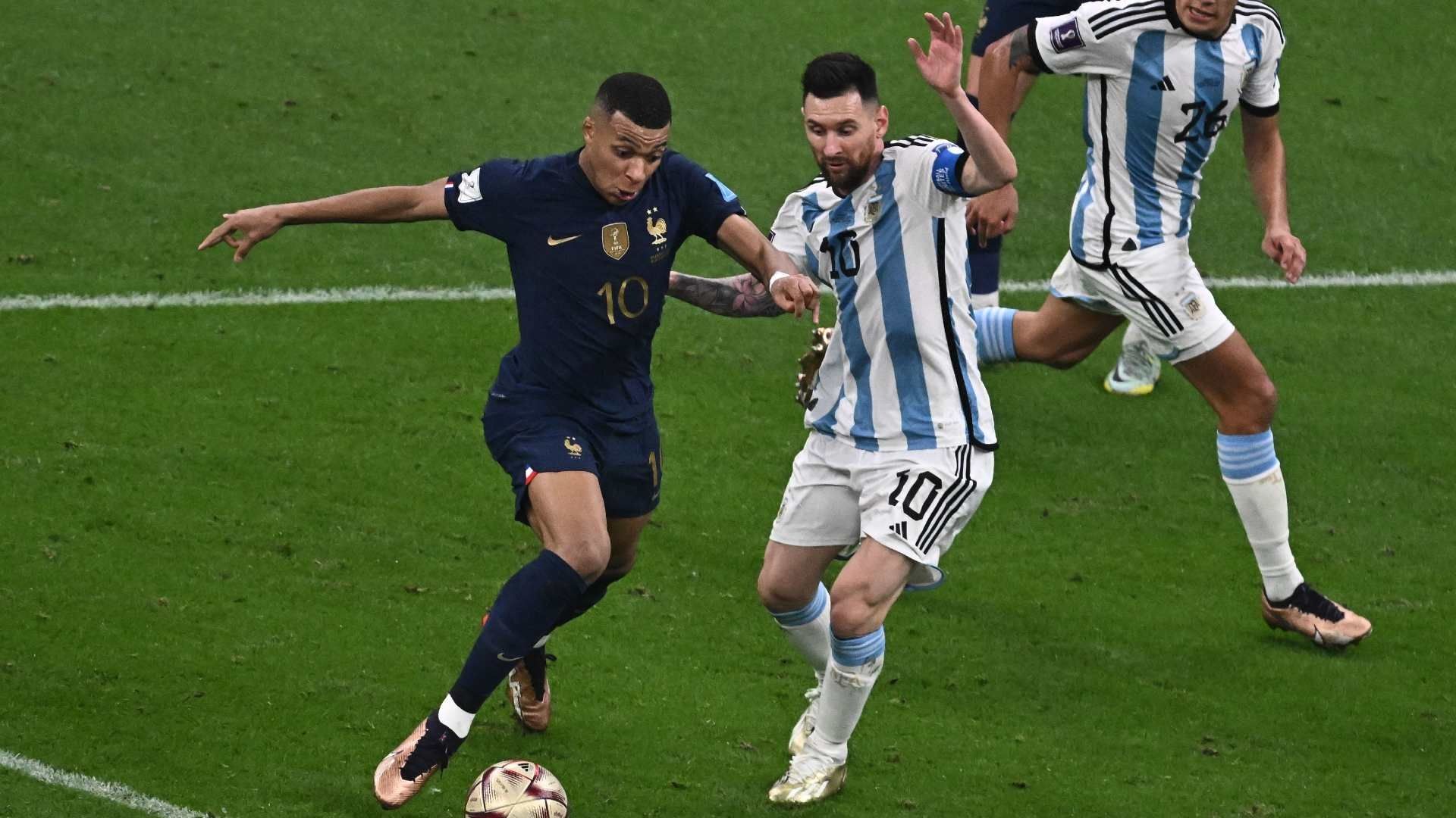 20221218 Kylian Mbappe Lionel Messi