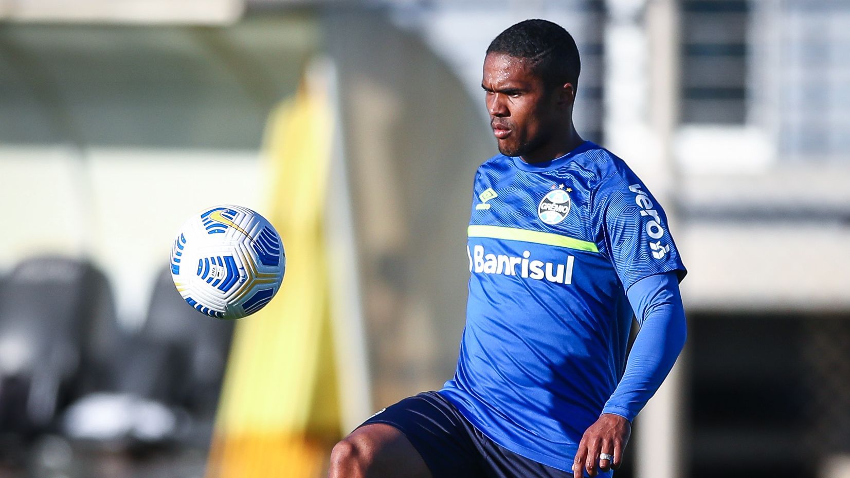 Douglas Costa durante treino do Grêmio - 2021