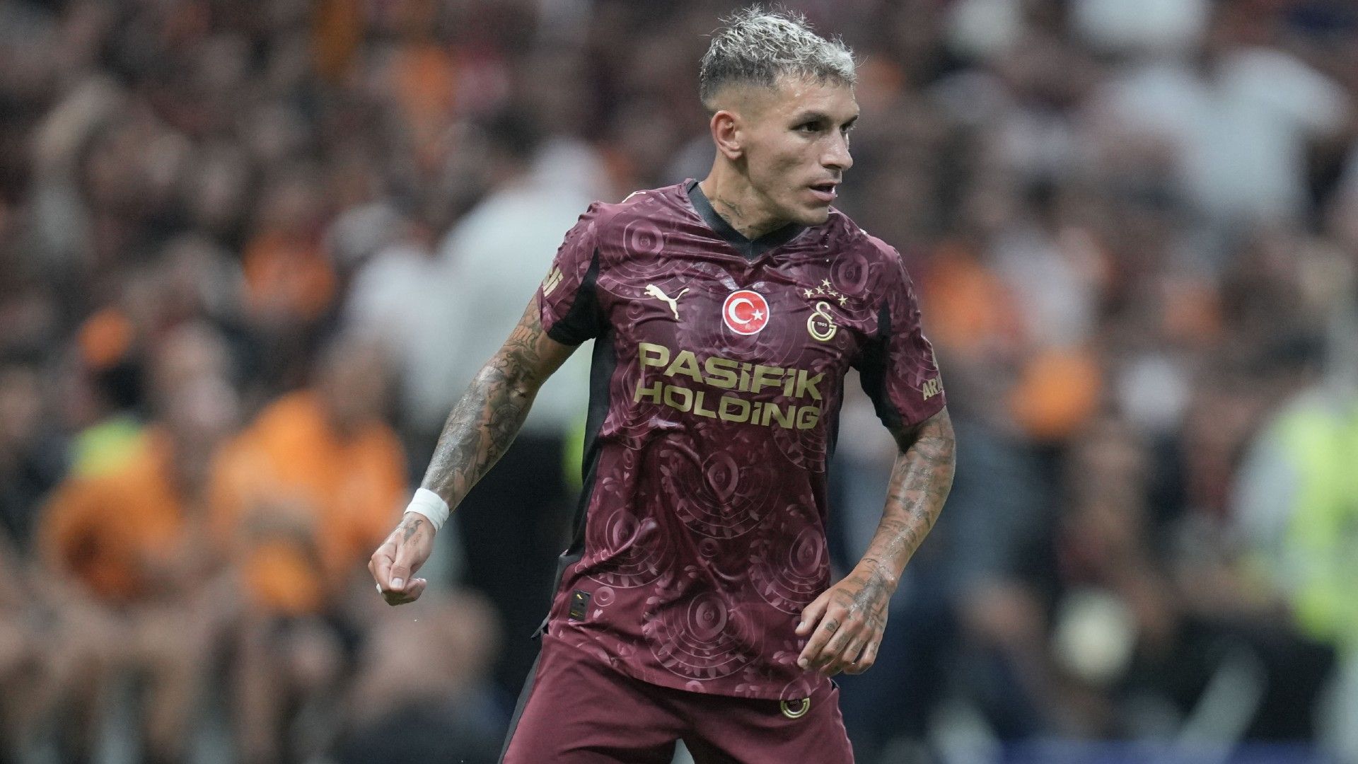 Lucas Torreira of Galatasaray controls the ball