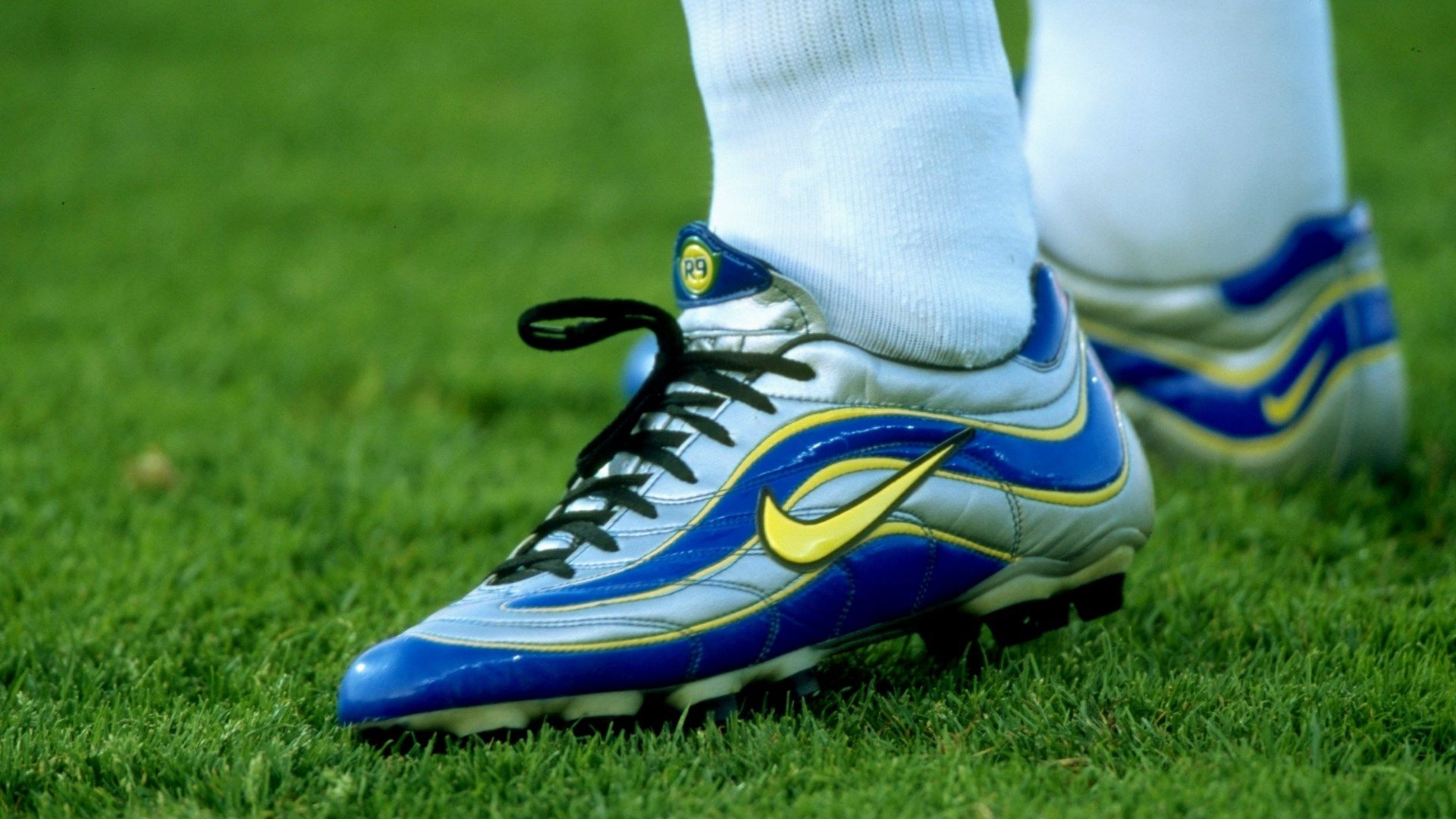 Ronaldo Nazario shoes
