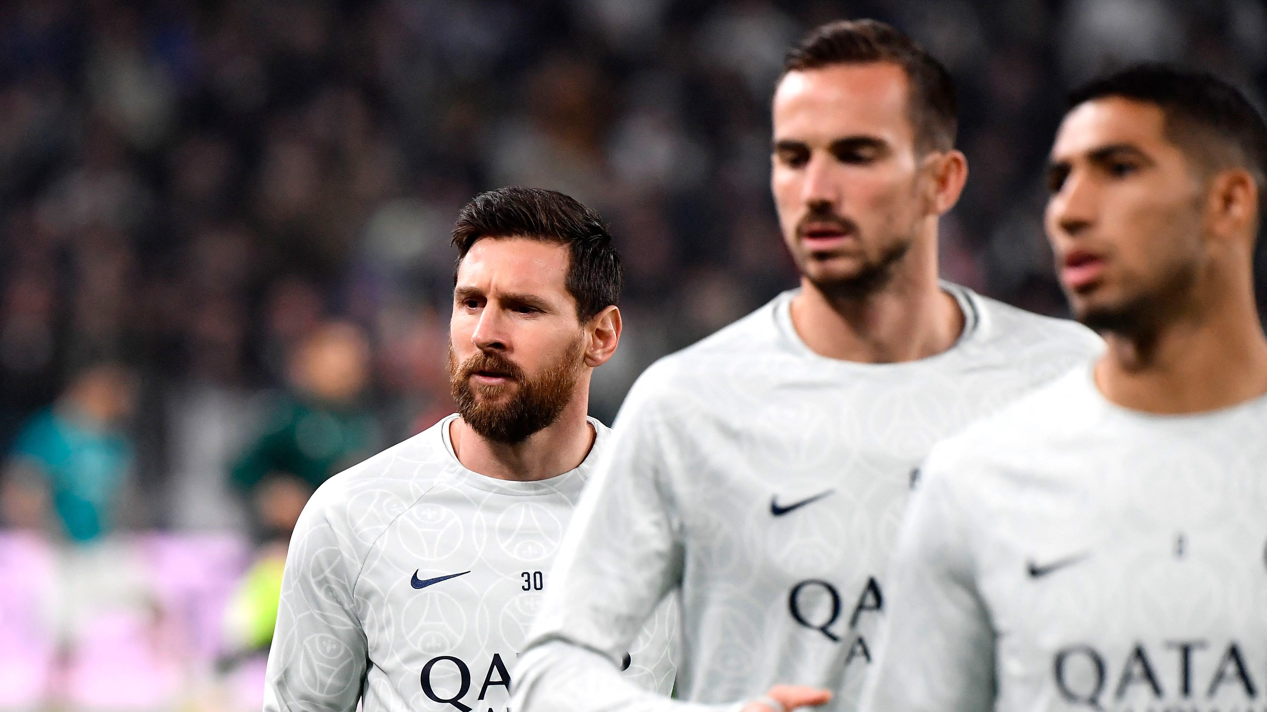 El delantero argentino del Paris Saint-Germain, Lionel Messi, se calienta antes de la primera ronda de la Liga de Campeones de la UEFA, día 6, partido de fútbol del grupo H entre la Juventus de Turín y el Paris Saint-Germain.