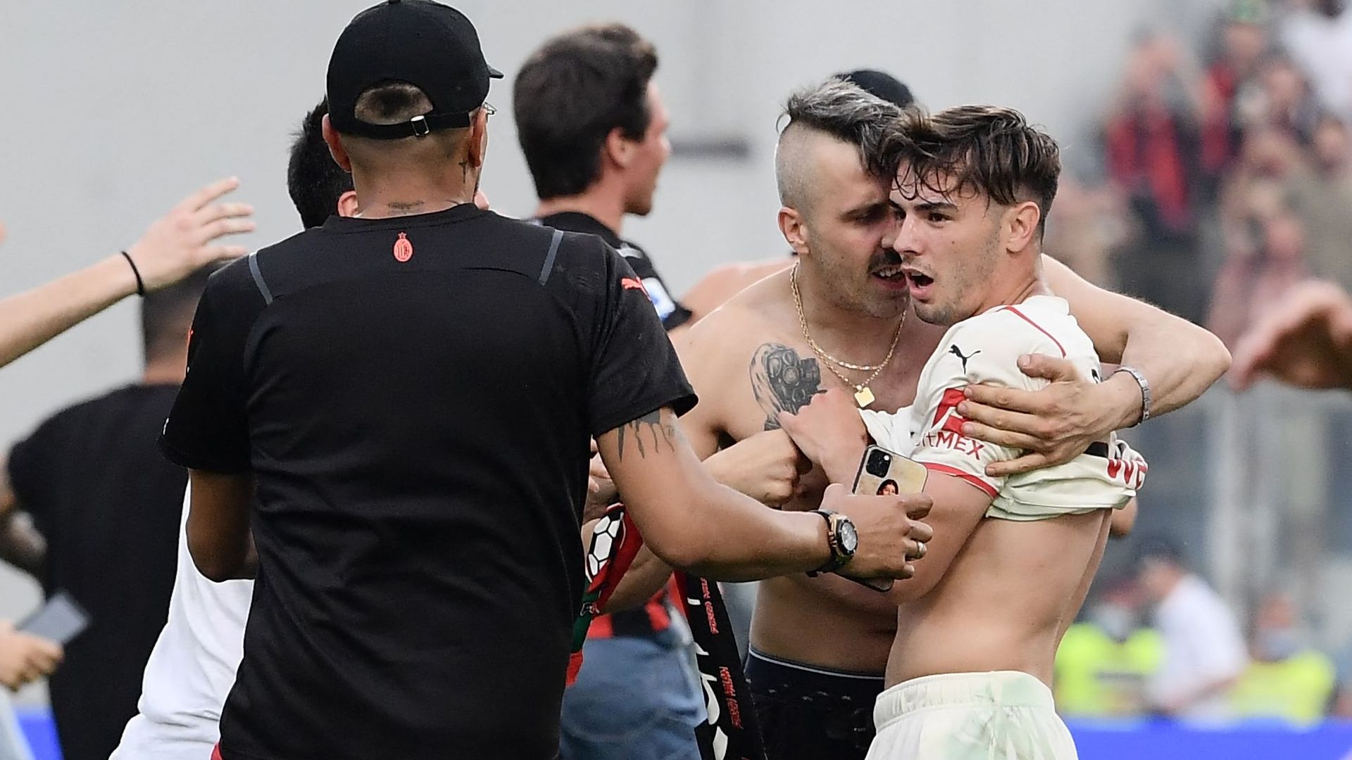 Milan fans Brahim Diaz