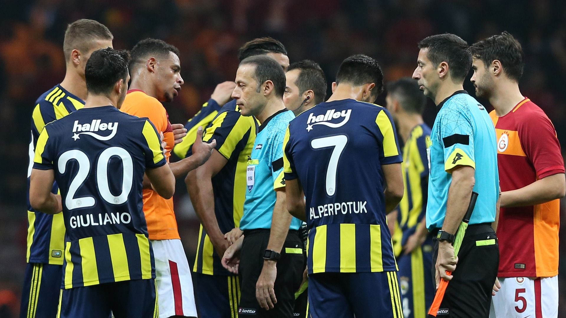 Cuneyt Cakir Galatasaray Fenerbahce