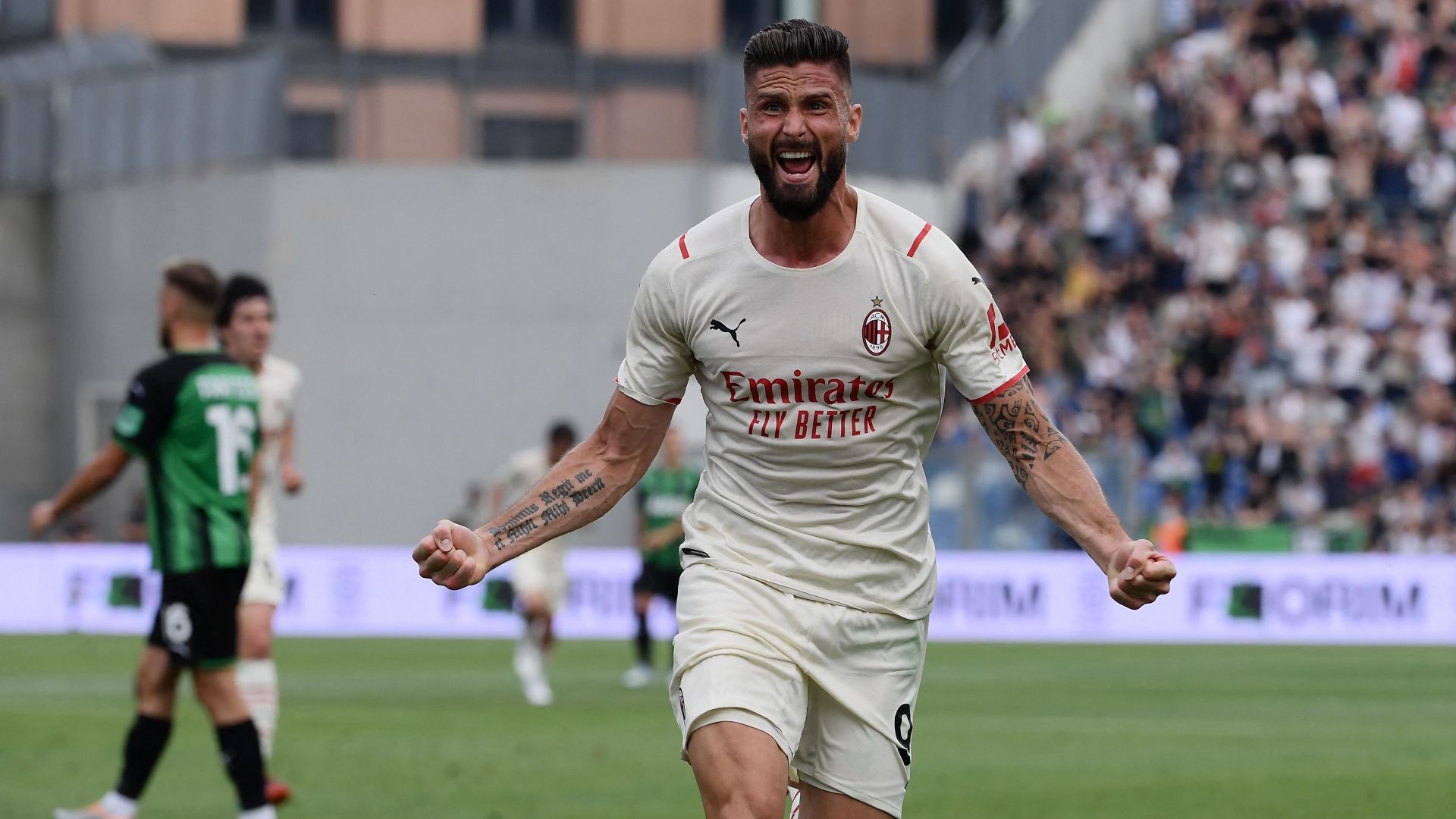 Giroud Sassuolo Milan celebrating Serie A