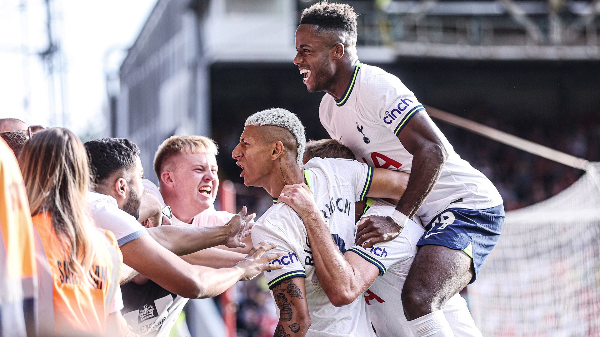 Richarlison celebrate 2 Tottenham Nottingham Forest 2022-23