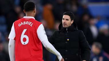 Mikel Arteta Gabriel Magalhaes Arsenal 2022-23