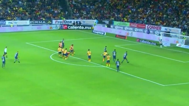 Gol tiro libre Nico Castillo vs Morelia
