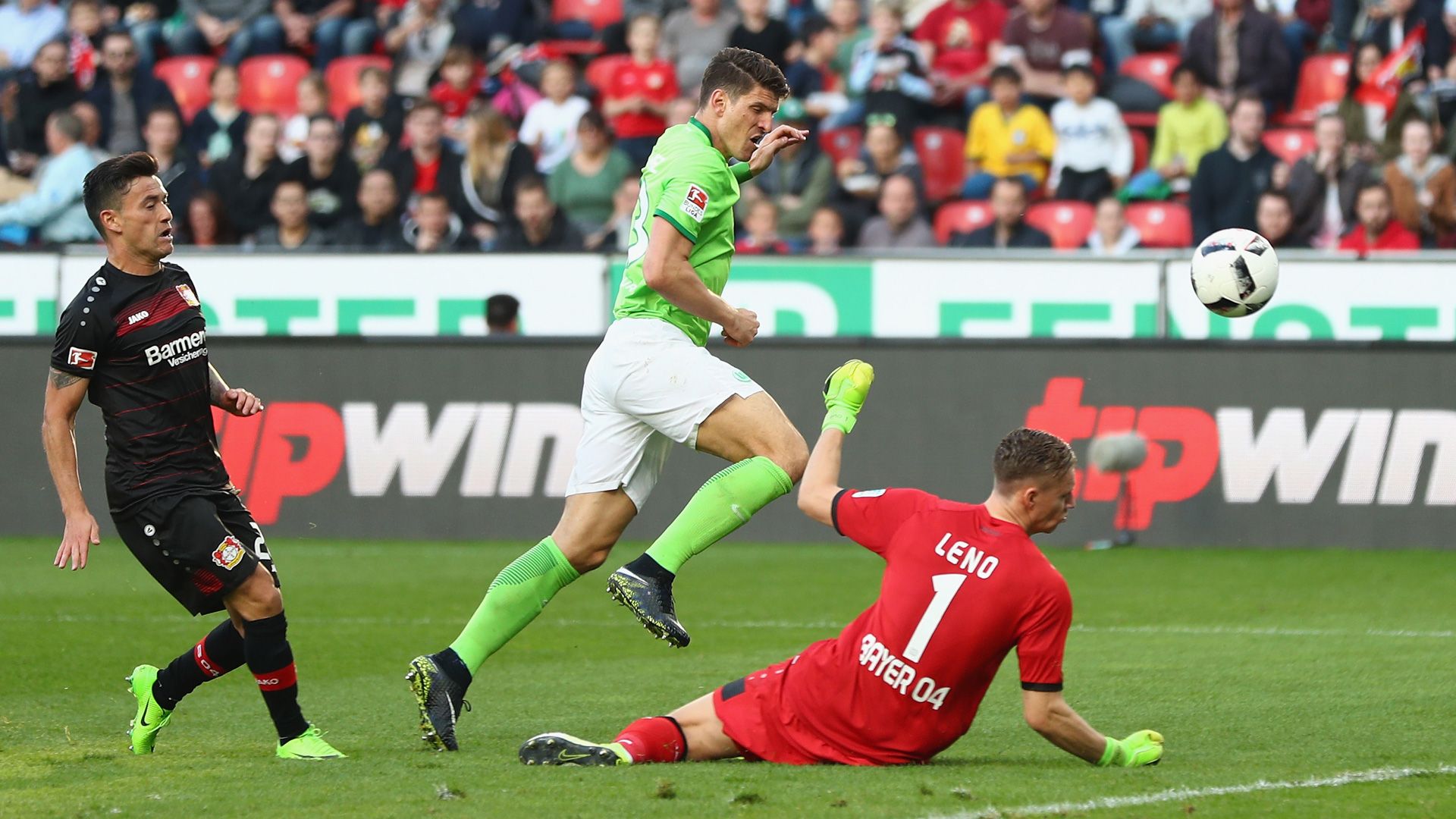Mario Gomez Bernd Leno VfL Wolfsburg Bayer Leverkusen