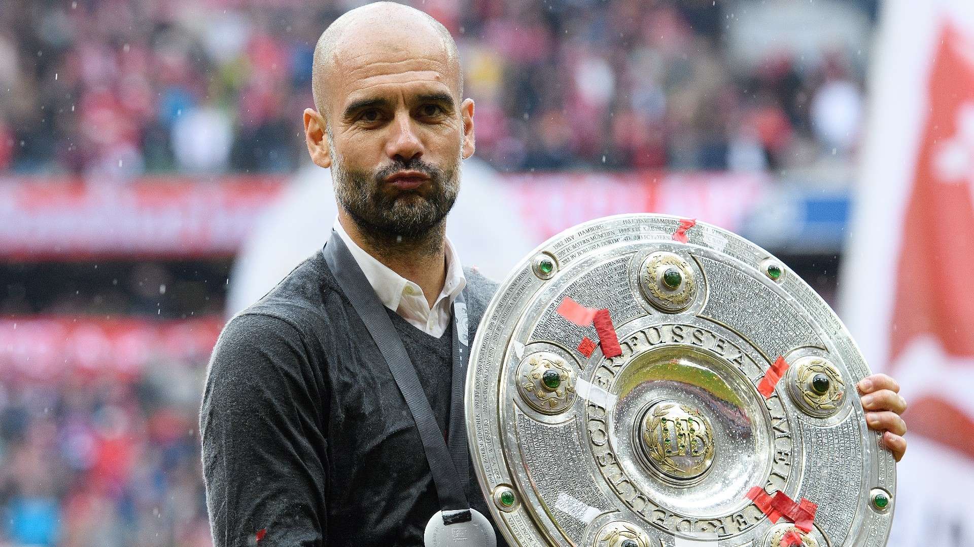 Pep Guardiola Bayern Bundesliga trophy