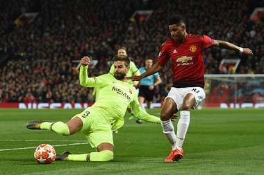 Gerard Pique vs Marcus Rashford