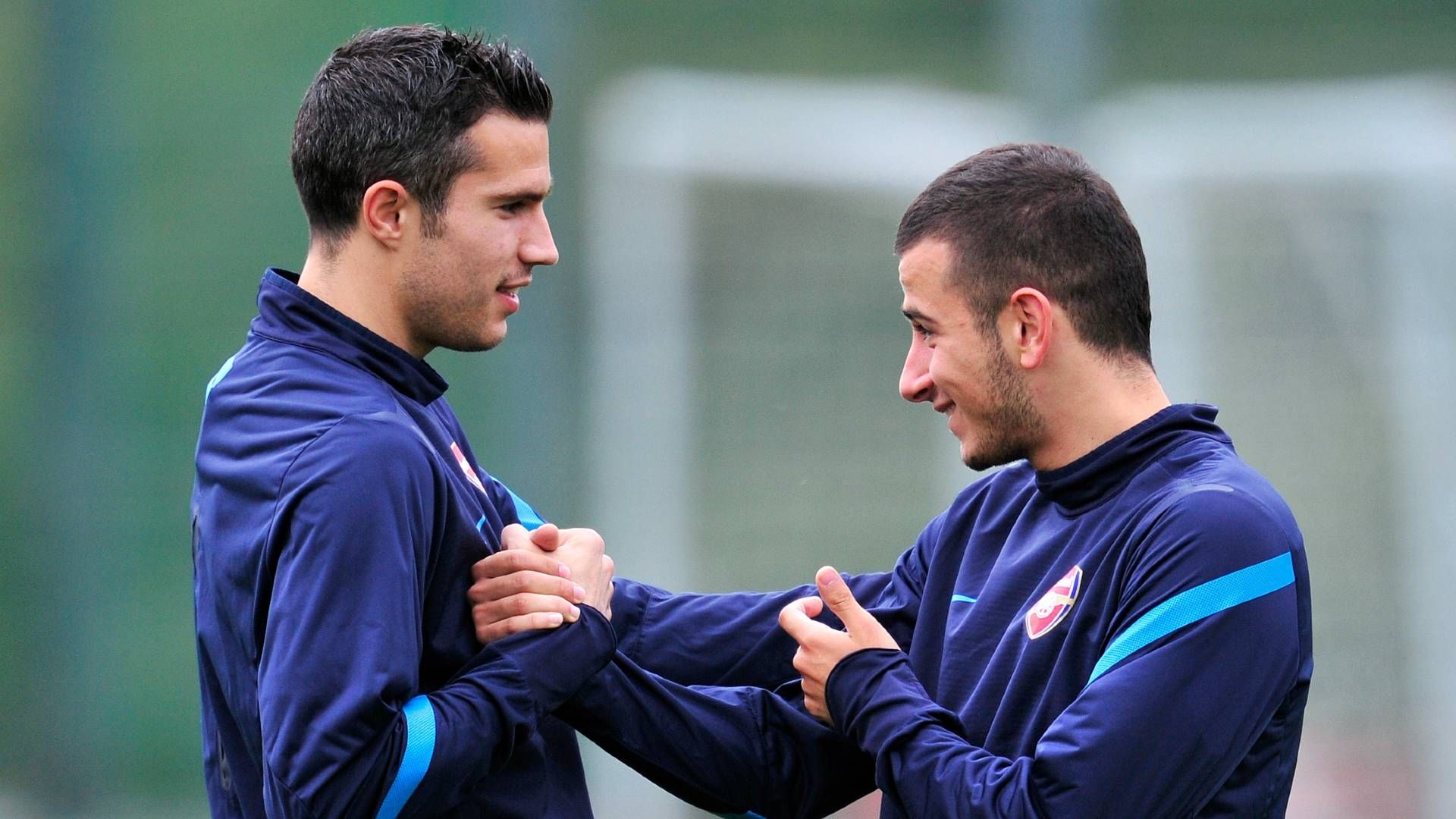 Robin van Persie Oguzhan Özyakup FC Arsenal