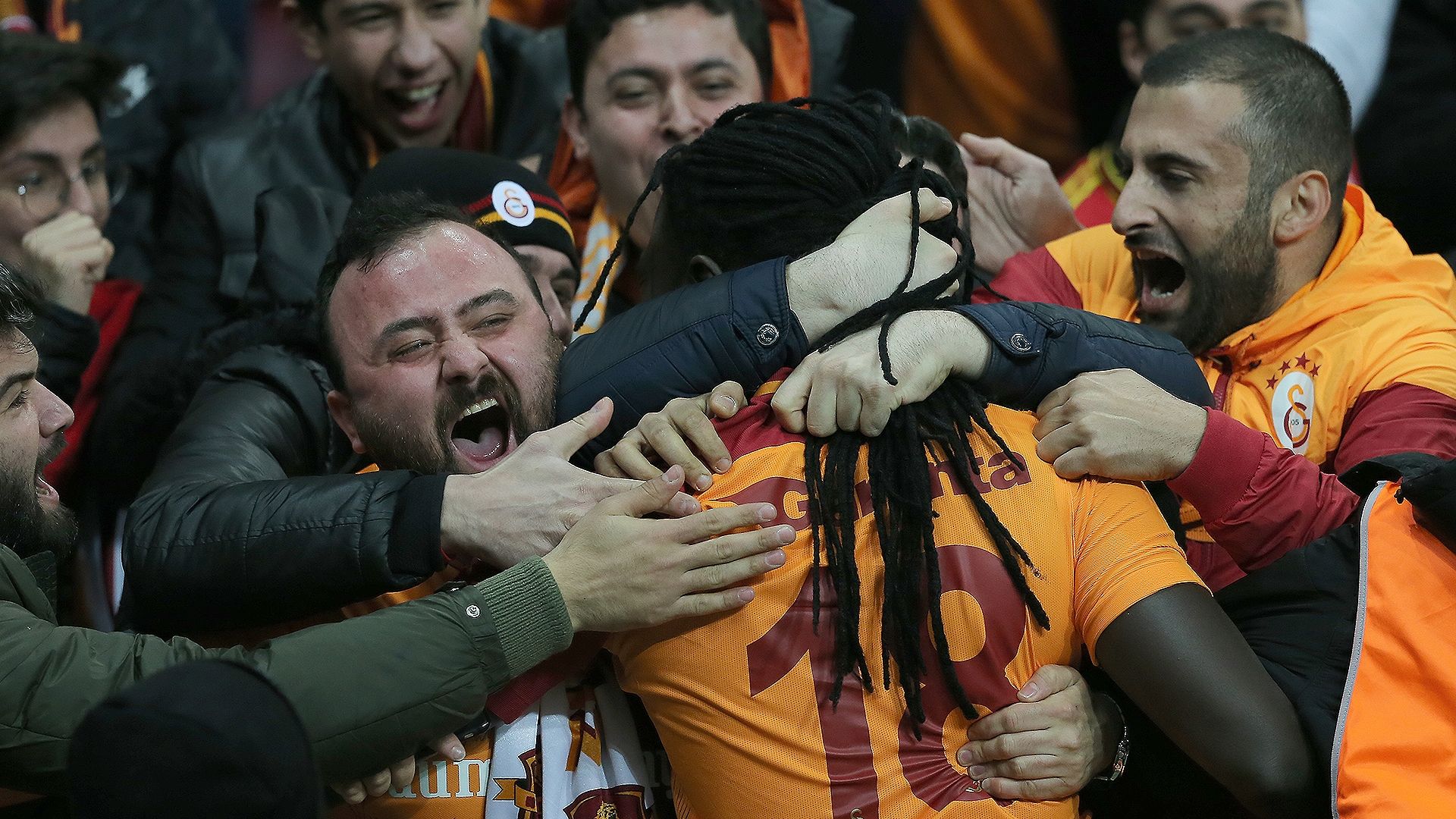 Bafetimbi Gomis with fans Galatasaray Antalyaspor 02122018