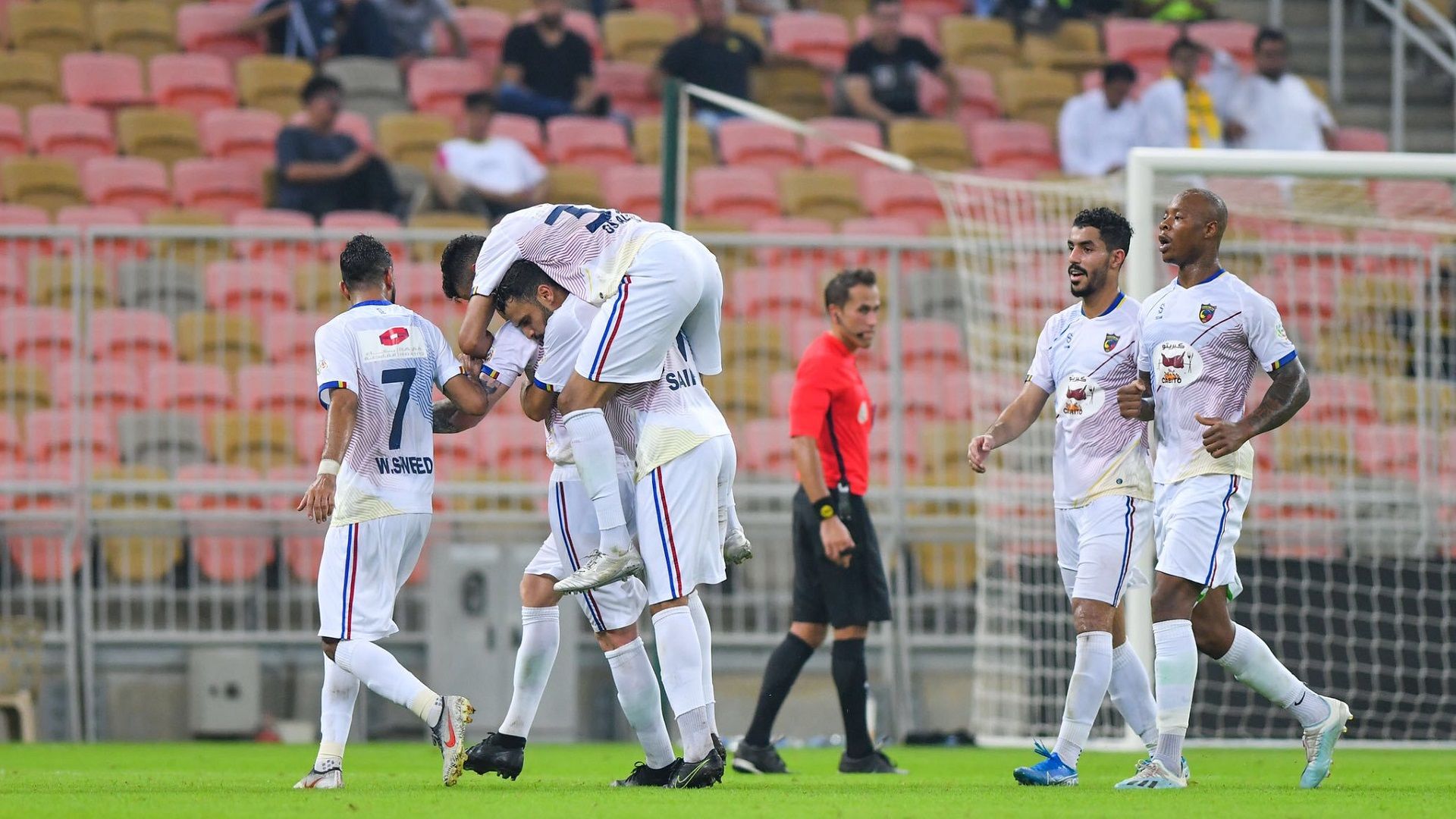 احتفال لاعبو الحزم بهدفهم الأول في مرمى الاتحاد بالدوري السعودي