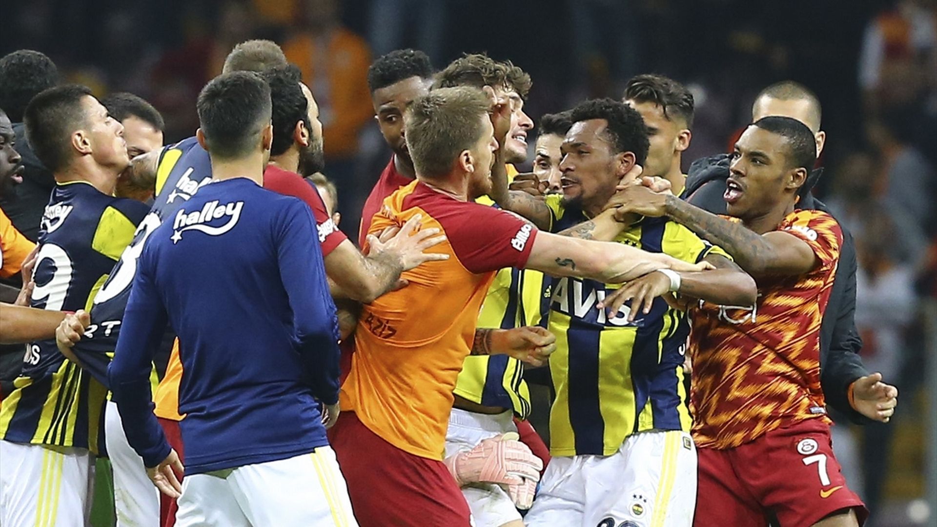 Galatasaray Fenerbahce fight 1122018