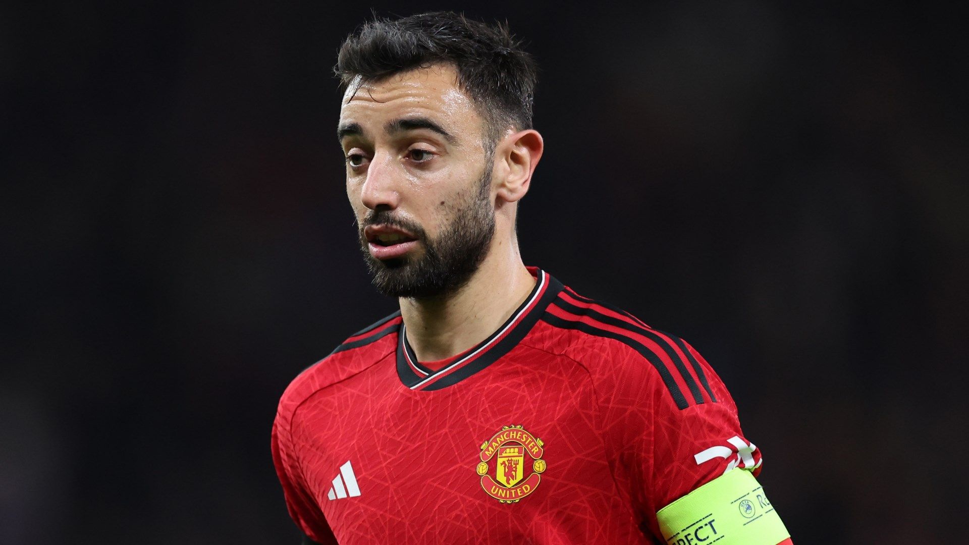 Under-fire Man Utd captain Bruno Fernandes defended by Louis Saha who says Portuguese is 'dedicating his life' to Erik ten Hag's cause | Goal.com