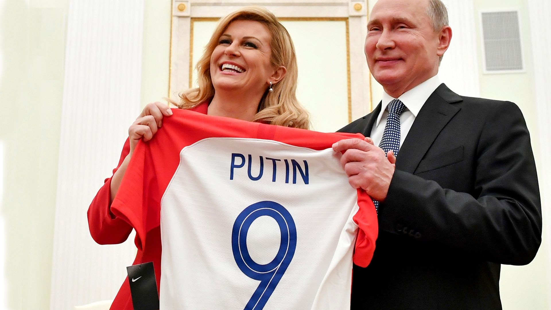 Presidente da Croácia Kolinda Grabar-Kitarovic e Valdmir Putin encerrramento Copa Rússia 15 07 18