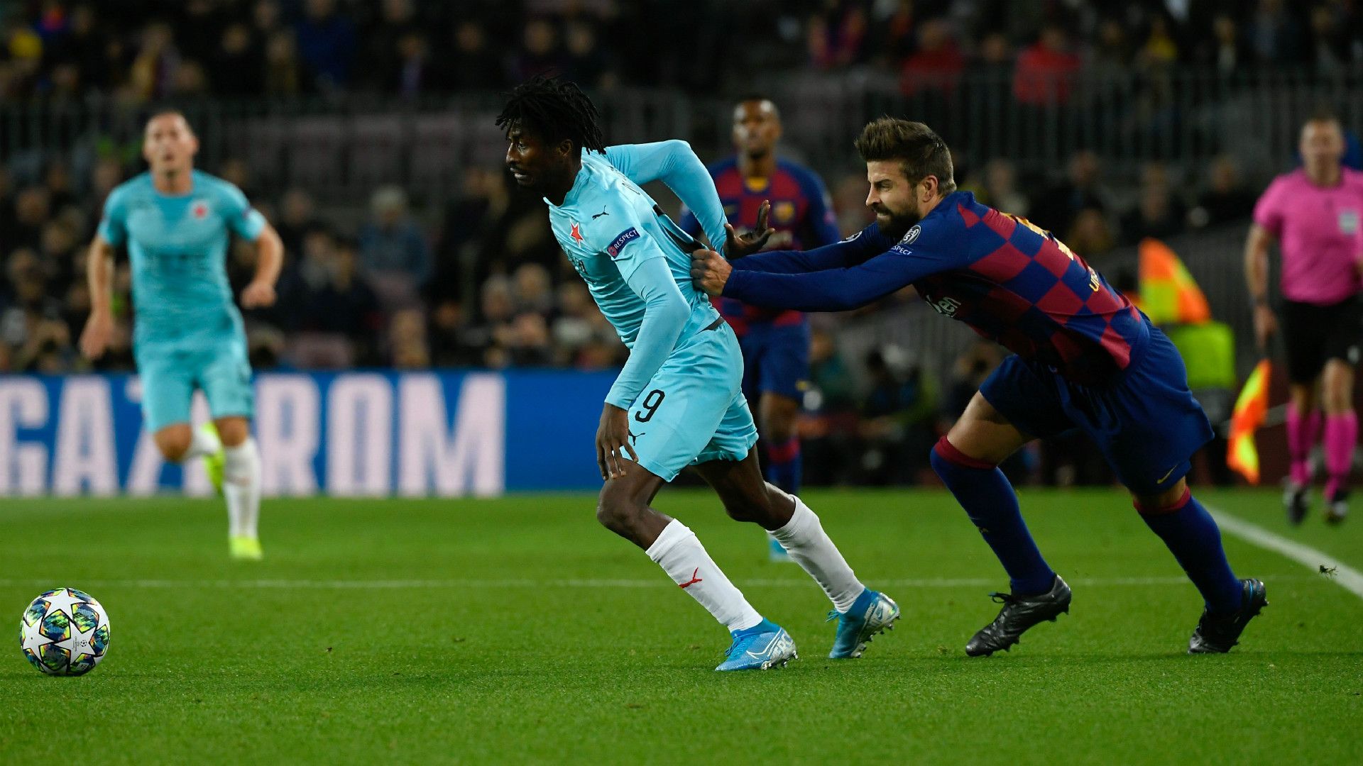 Pique Barcelona Slavia Praga Champions League