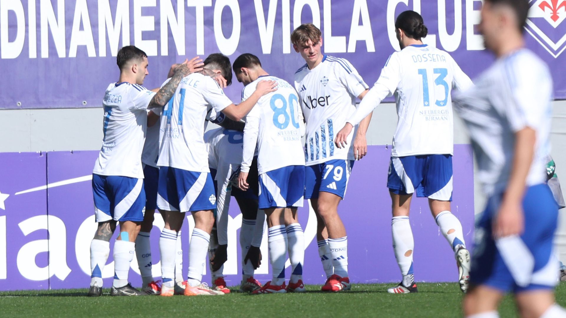 Como players celebrating Fiorentina Como Serie A