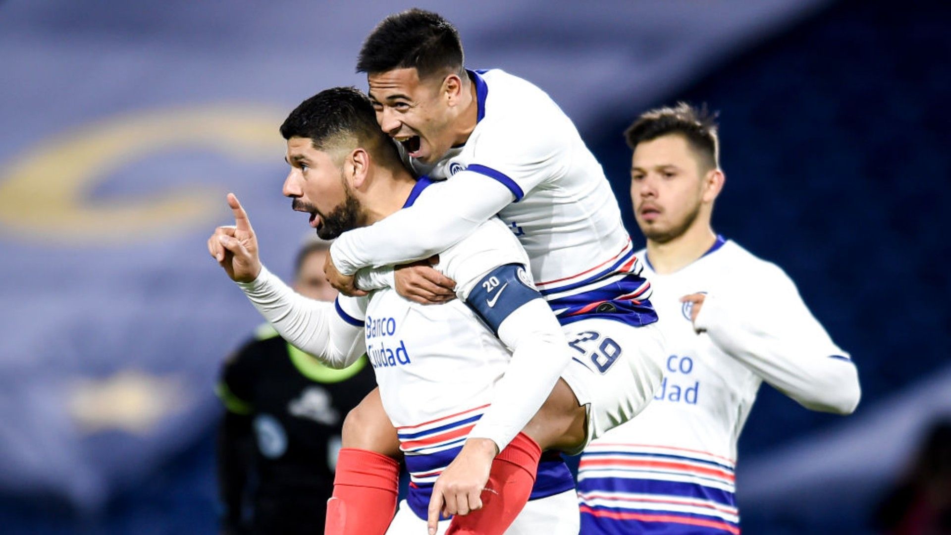 Néstor Ortigoza y Nicolás Fernández celebran un gol de san lorenzo en 2021