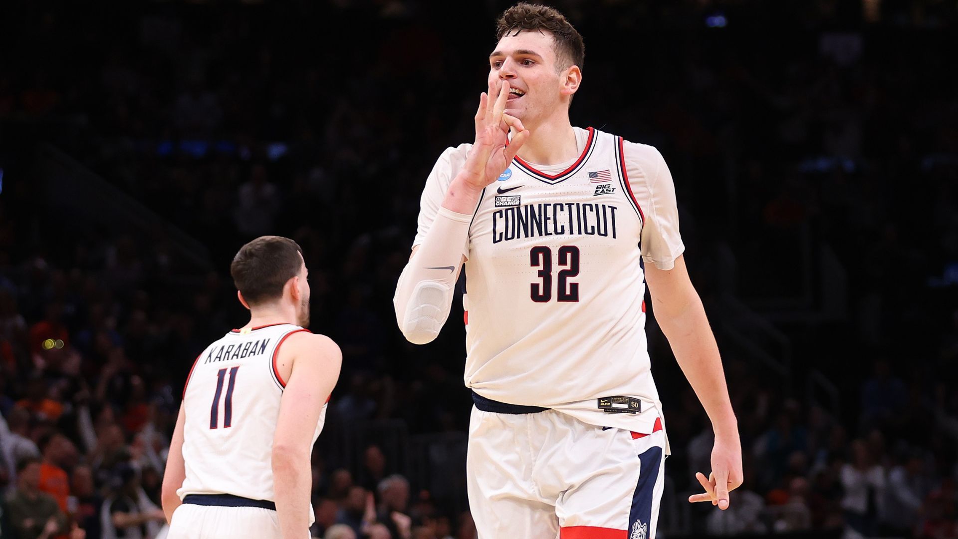  Donovan Clingan #32 of the Connecticut Huskies NCAA March Madness