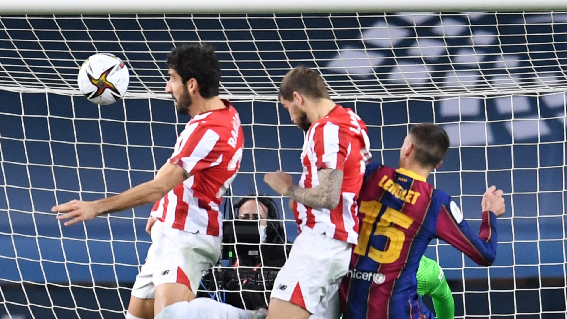 Raúl García, gol anulado en el Barcelona vs. Athletic