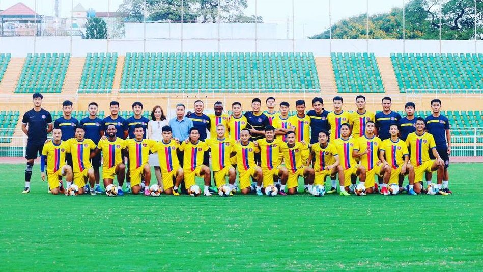 Mặt cỏ sân Thống Nhất tháng 3-2019