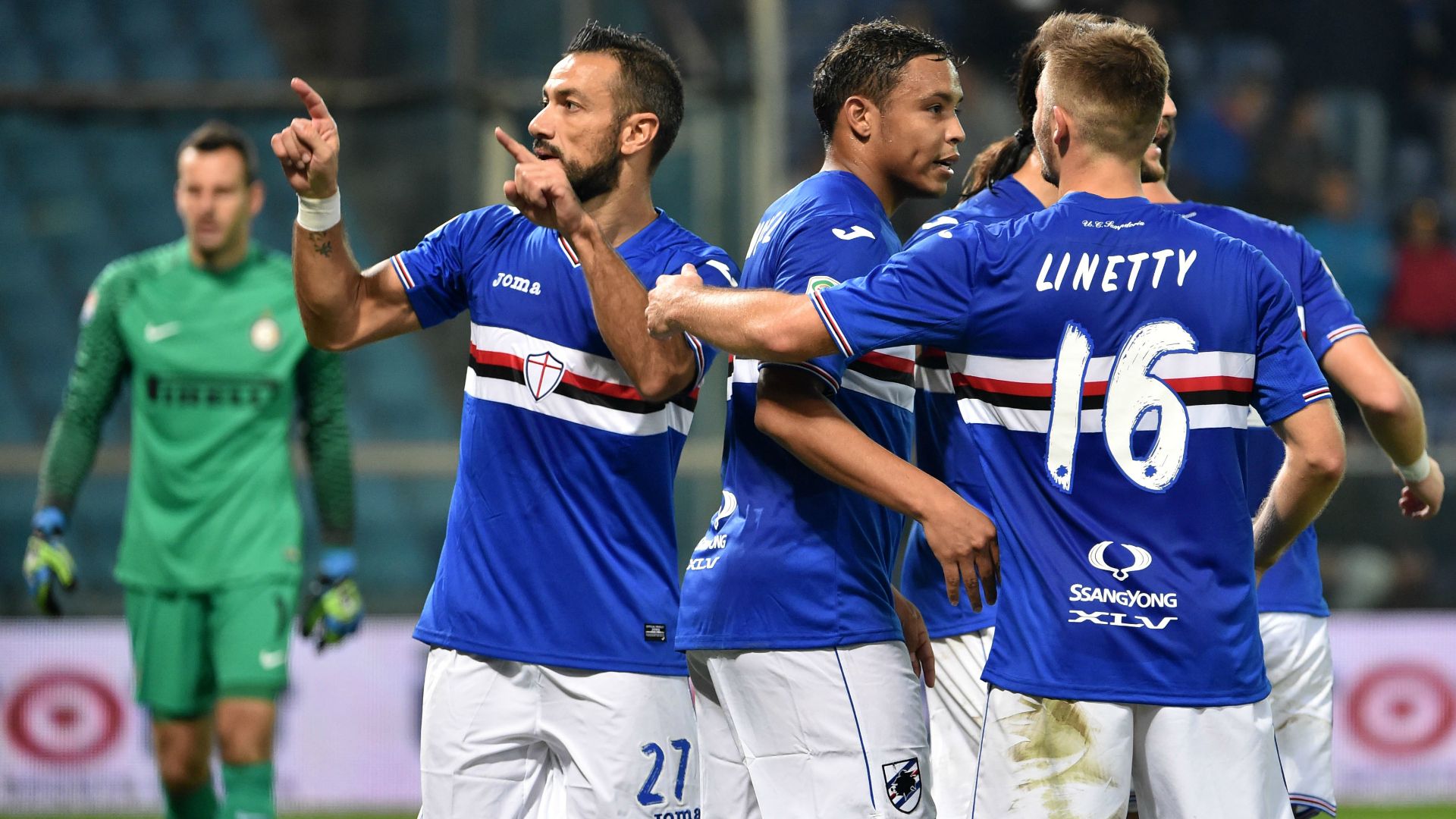Fabio Quagliarella celebrates with is teammates Sampdoria Inter Serie A 30102016