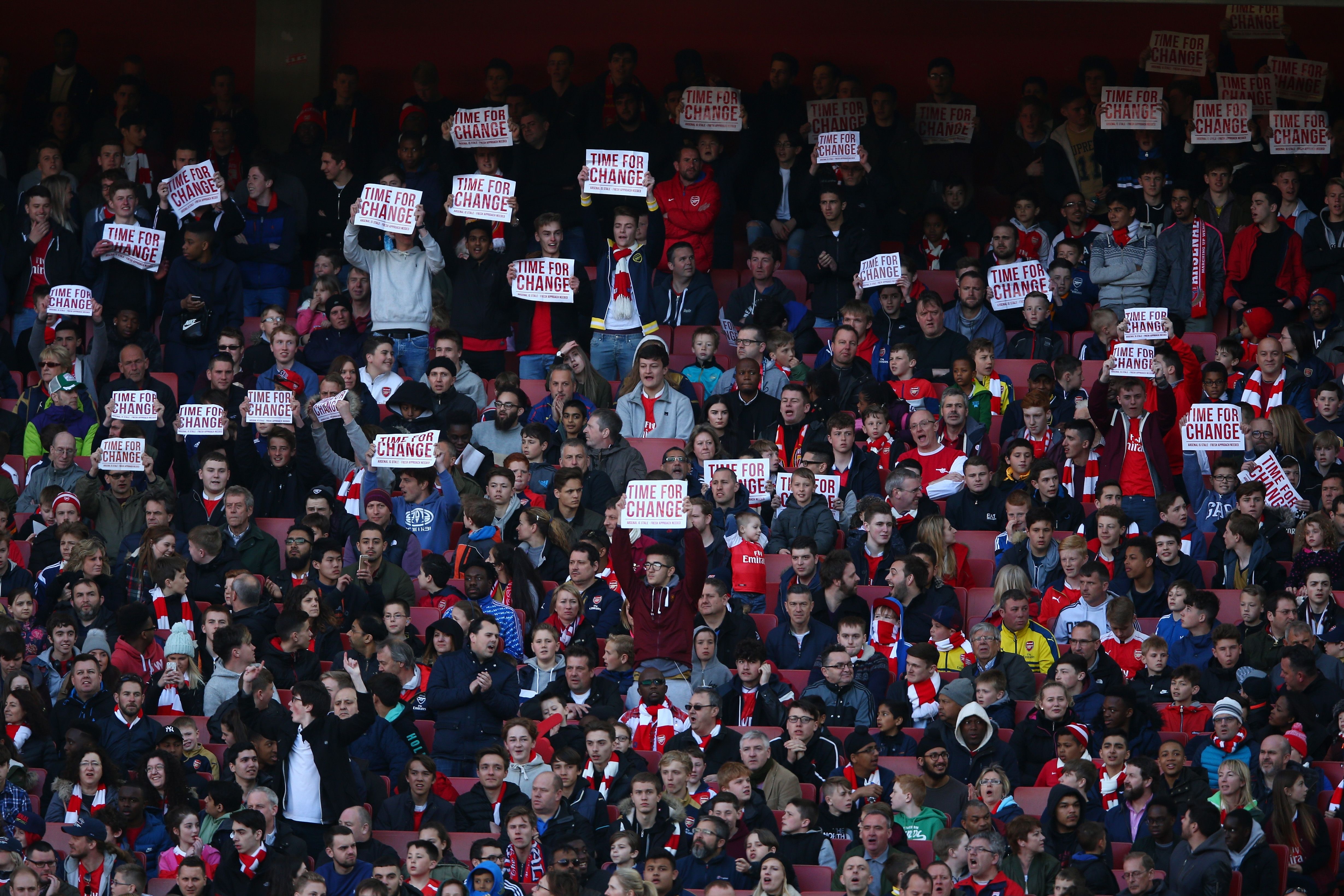 La dura protesta de los hinchas de Arsenal contra Wenger