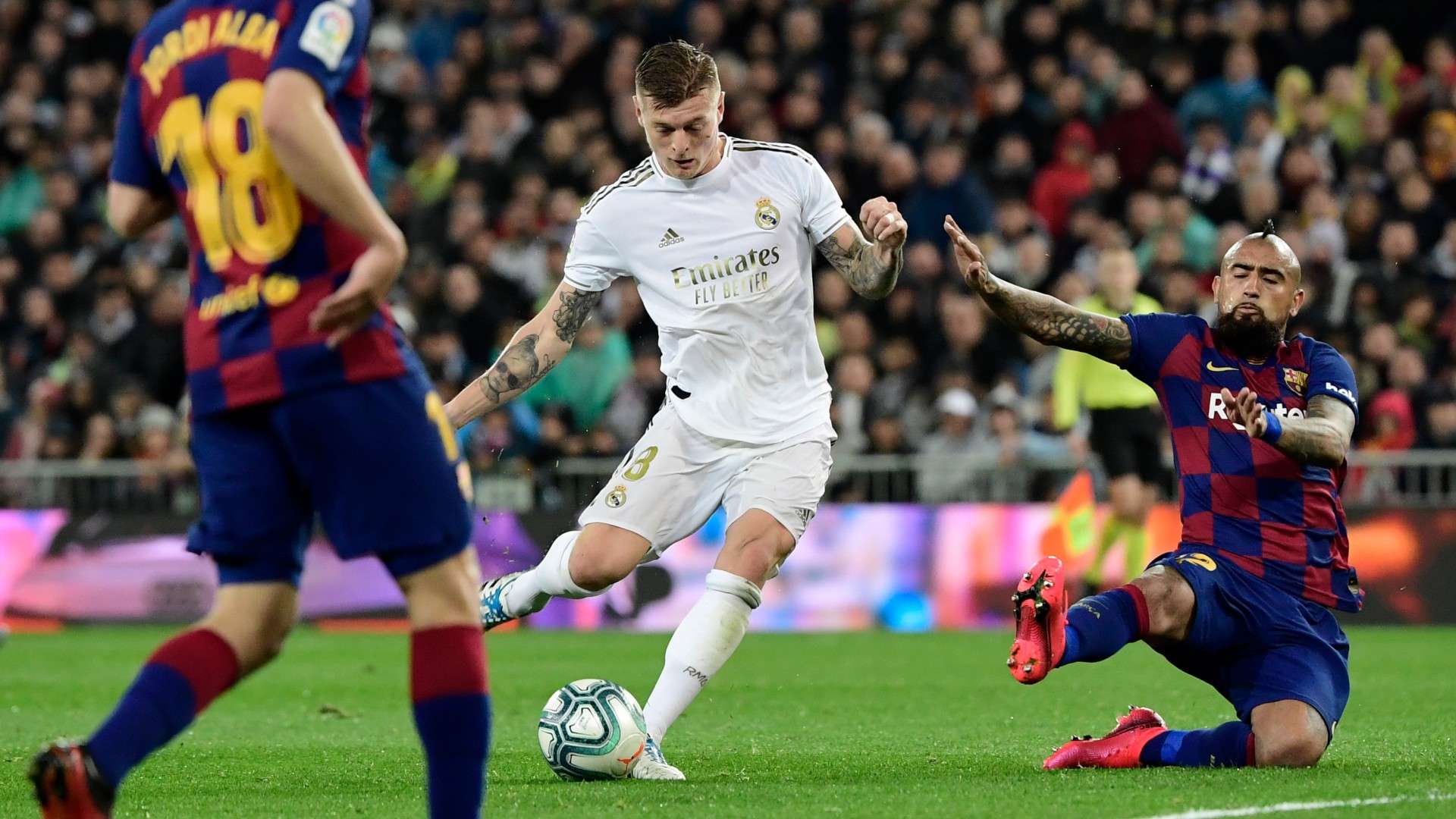 Toni Kroos Arturo Vidal Real Madrid FC Barcelona LaLiga 2019-20