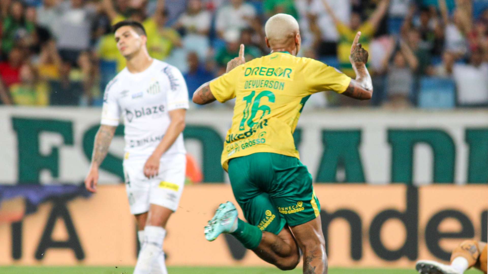 Deyverson comemora gol sobre o Santos, pelo Cuiabá, no Brasileirão 2023