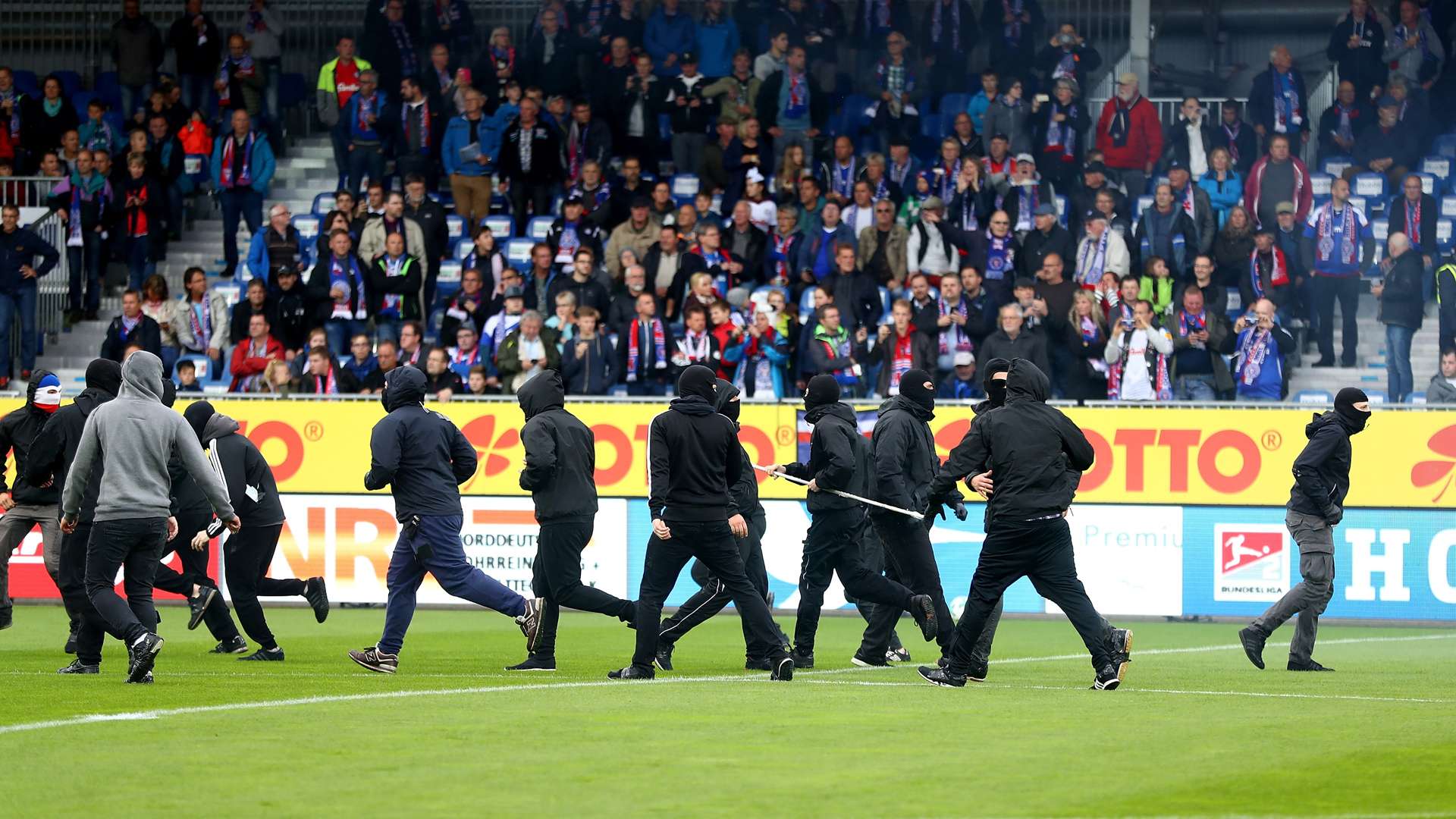 Holstein Kiel - FC St. Pauli, 2. Bundesliga, Platzsturm, 09192017