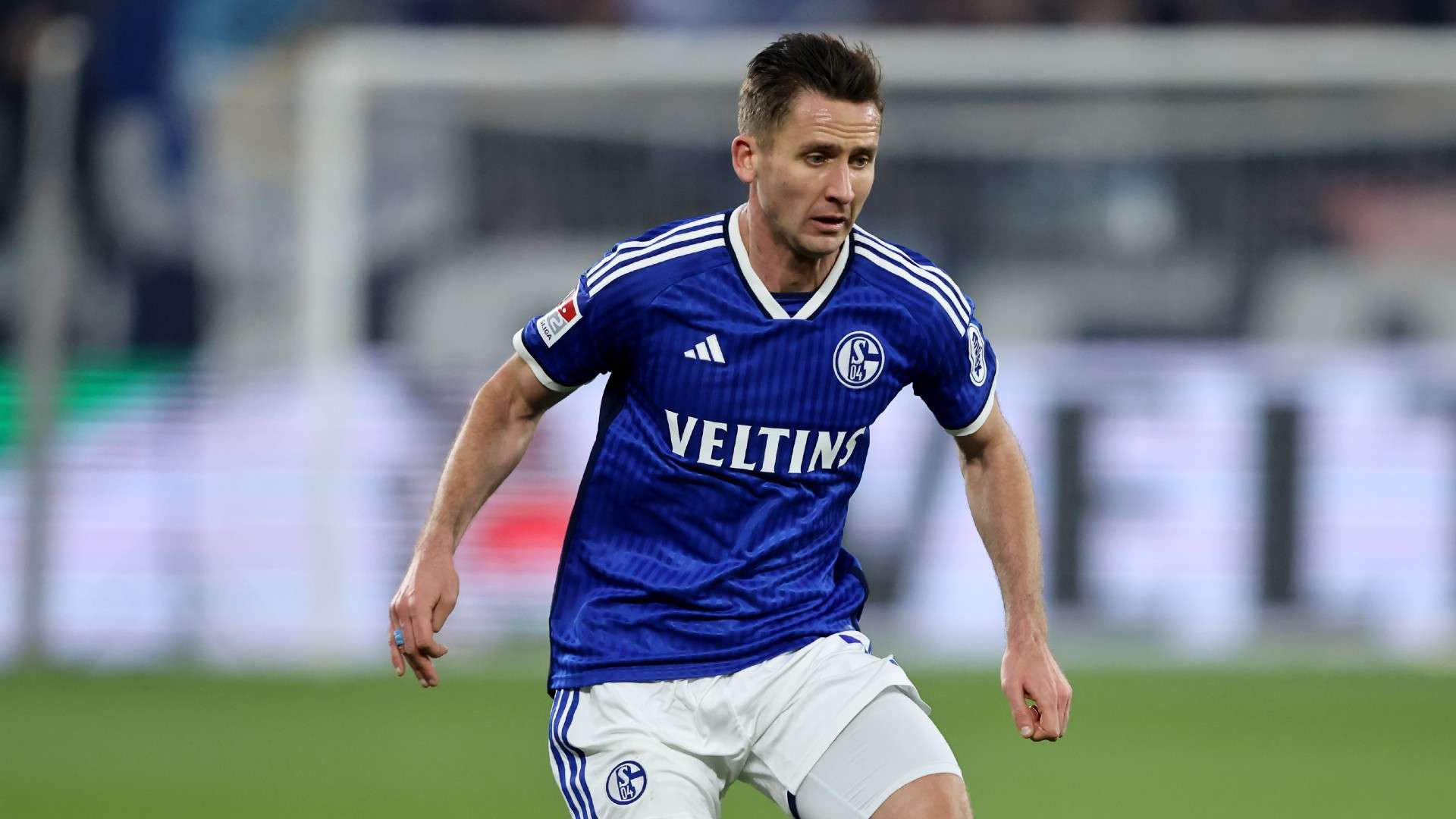 Paul Seguin of Schalke runs with the ball