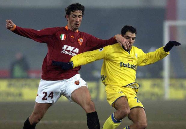 Roma's Marco Delvecchio and Chevio's Simone Perrotta 2001-02