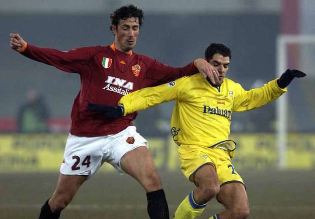 Roma's Marco Delvecchio and Chevio's Simone Perrotta 2001-02