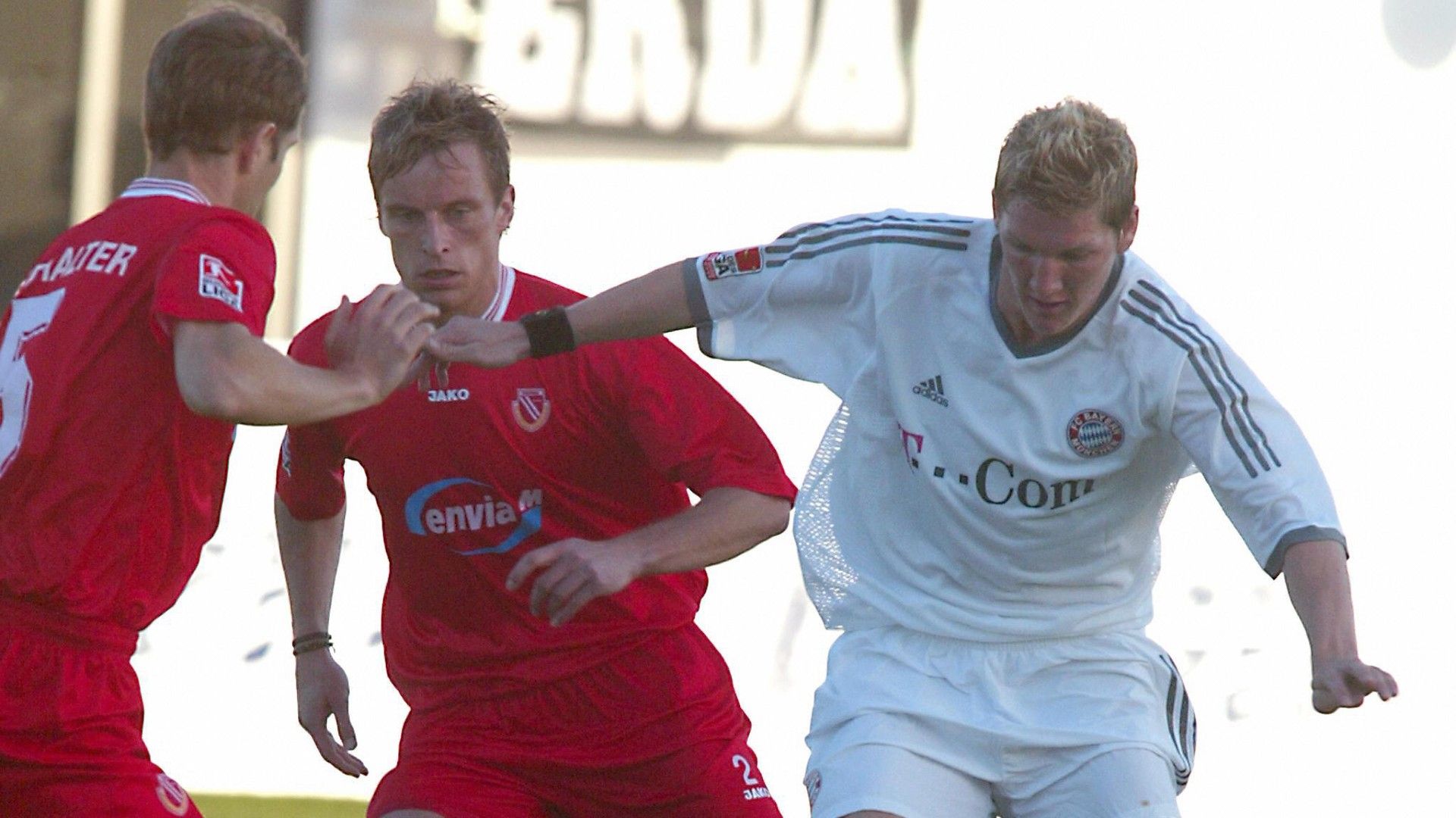 German player Bastian Schweinsteiger (R) of Bayern Munich vies for the ball with Gregg Berhalter (L) and Ronny Nikol (C)