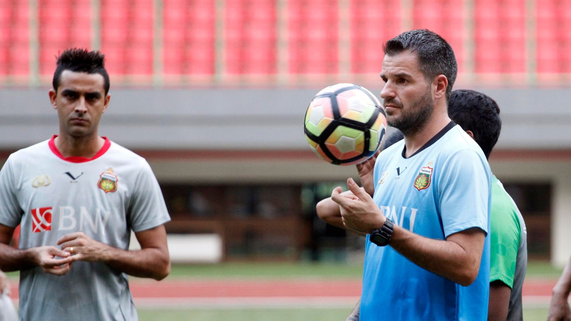 Latihan Bhayangkara FC - Simon McMenemy