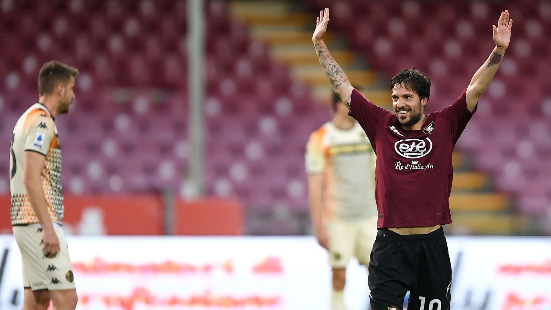Verdi Salernitana celebrating Venezia Serie A