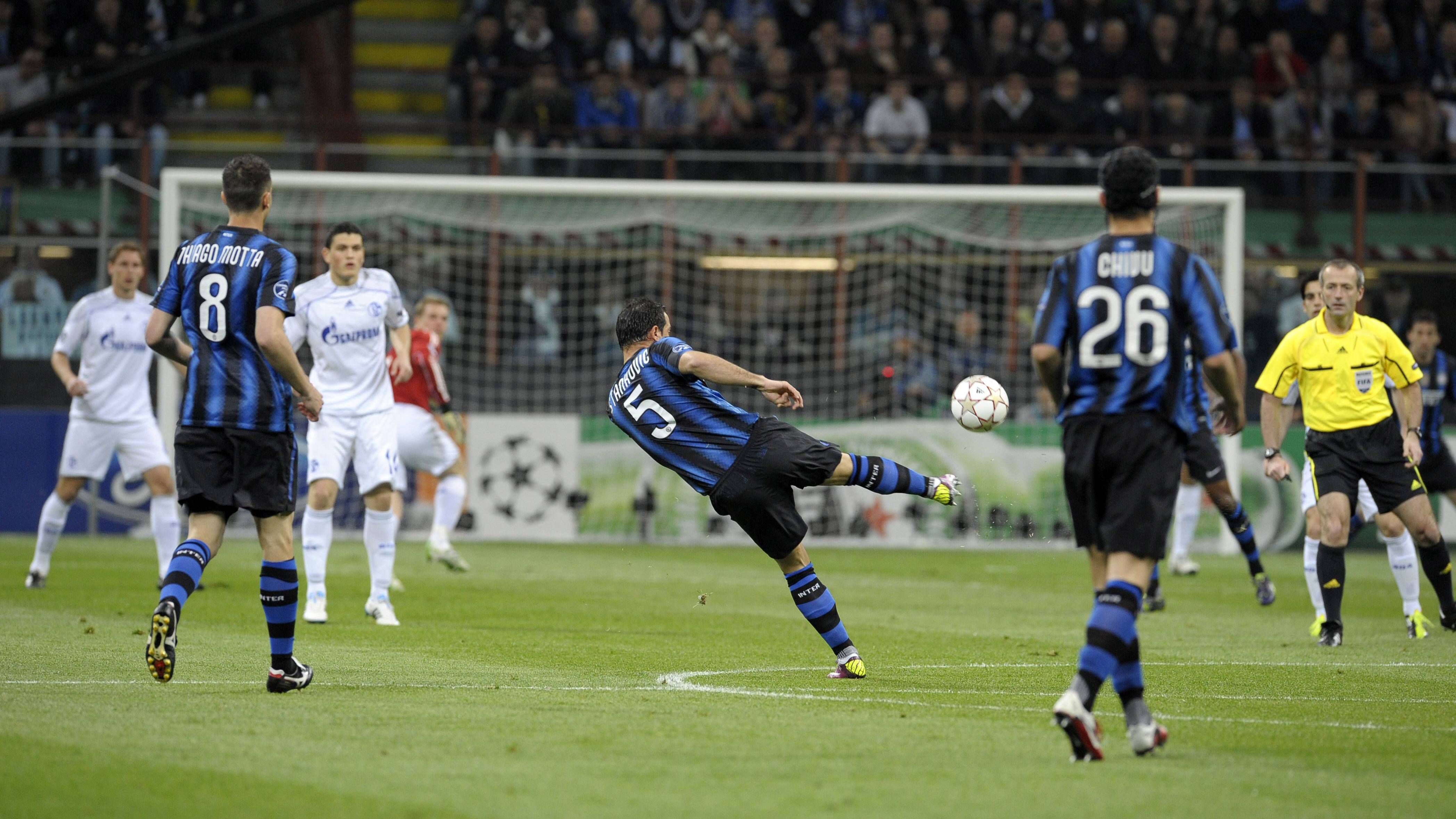 GER ONLY Inter Milan Schalke Stankovic goal