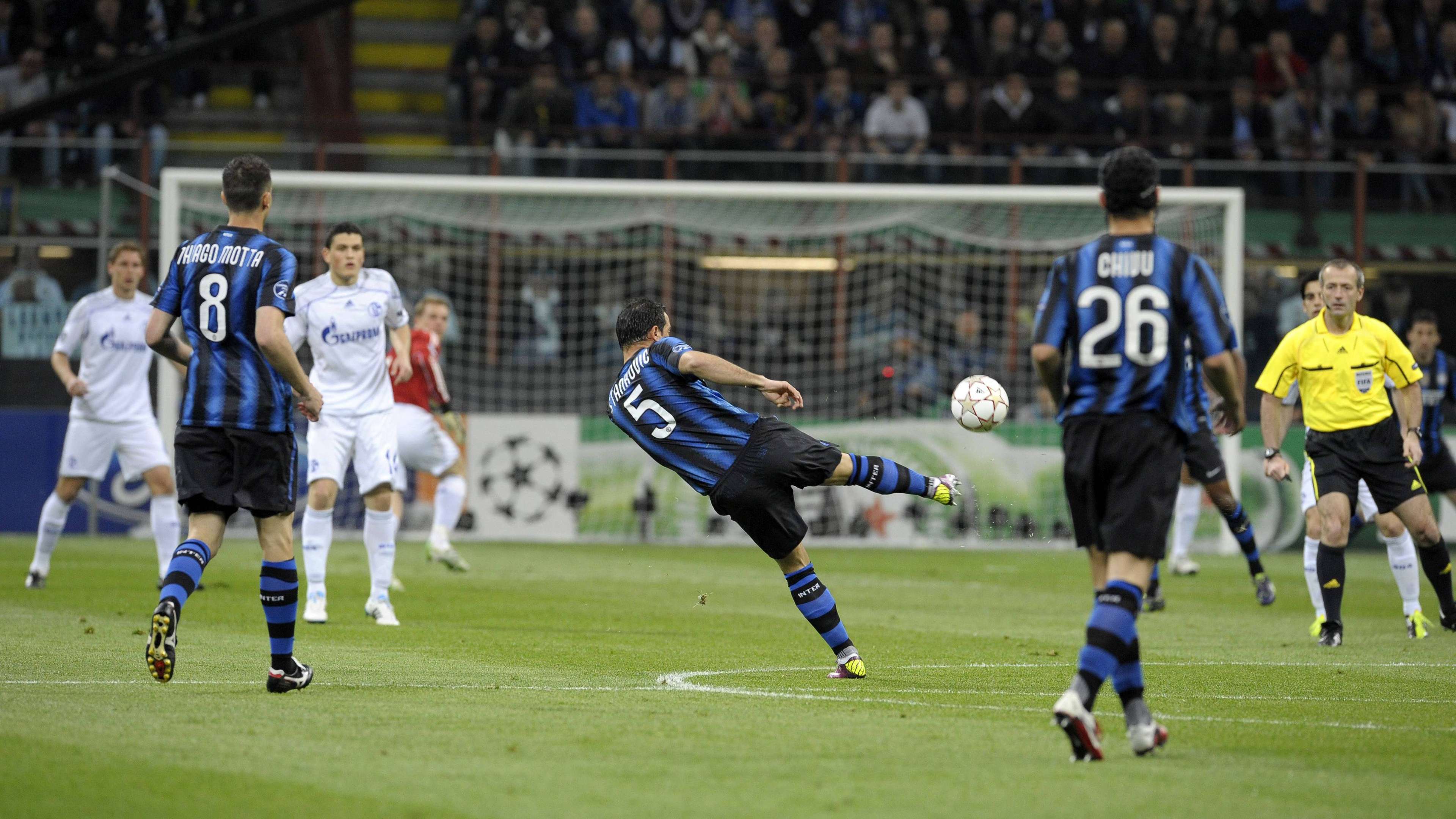 GER ONLY Inter Milan Schalke Stankovic goal