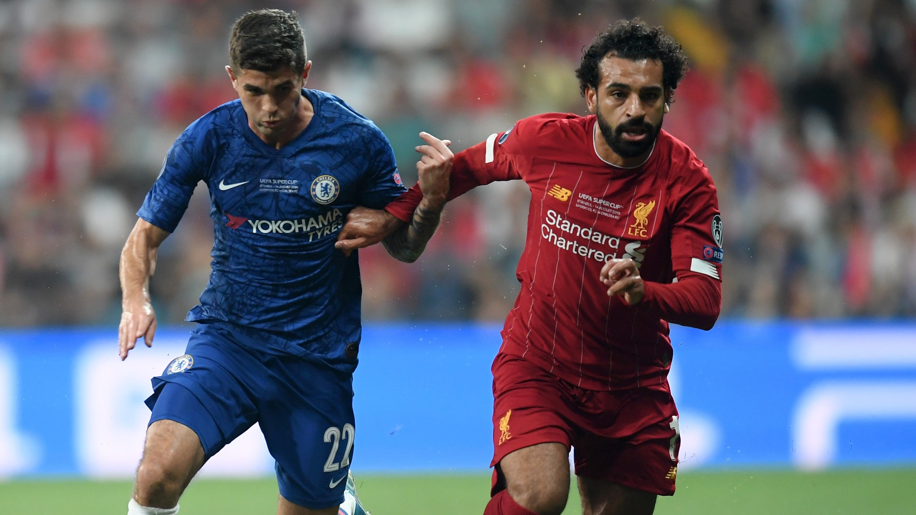Pulisic e Salah disputam bola na final entre Chelsea e Liverpool