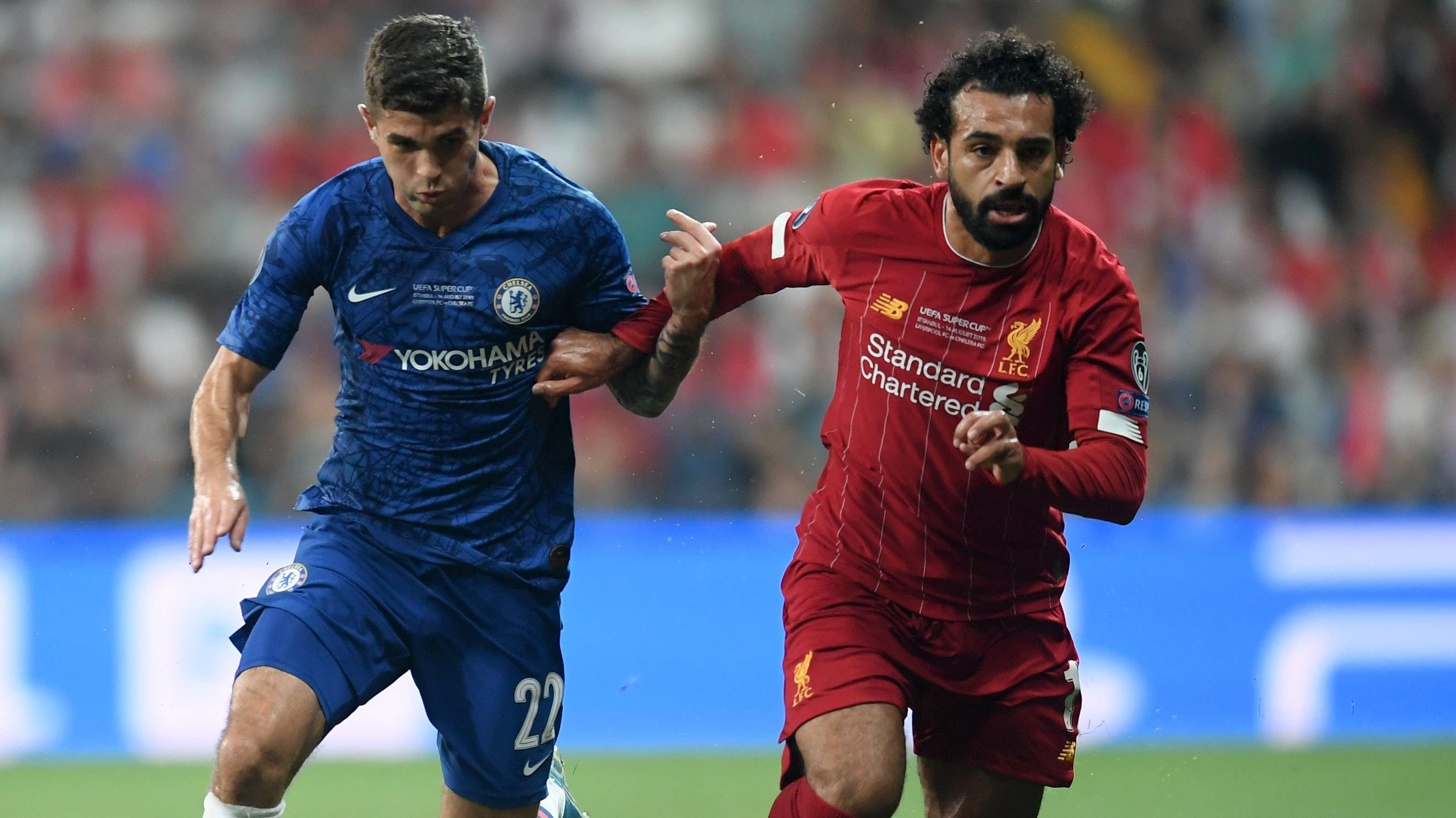 Pulisic e Salah disputam bola na final entre Chelsea e Liverpool
