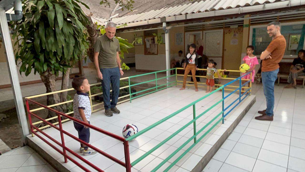 Marian Mihail kunjungi panti asuhan