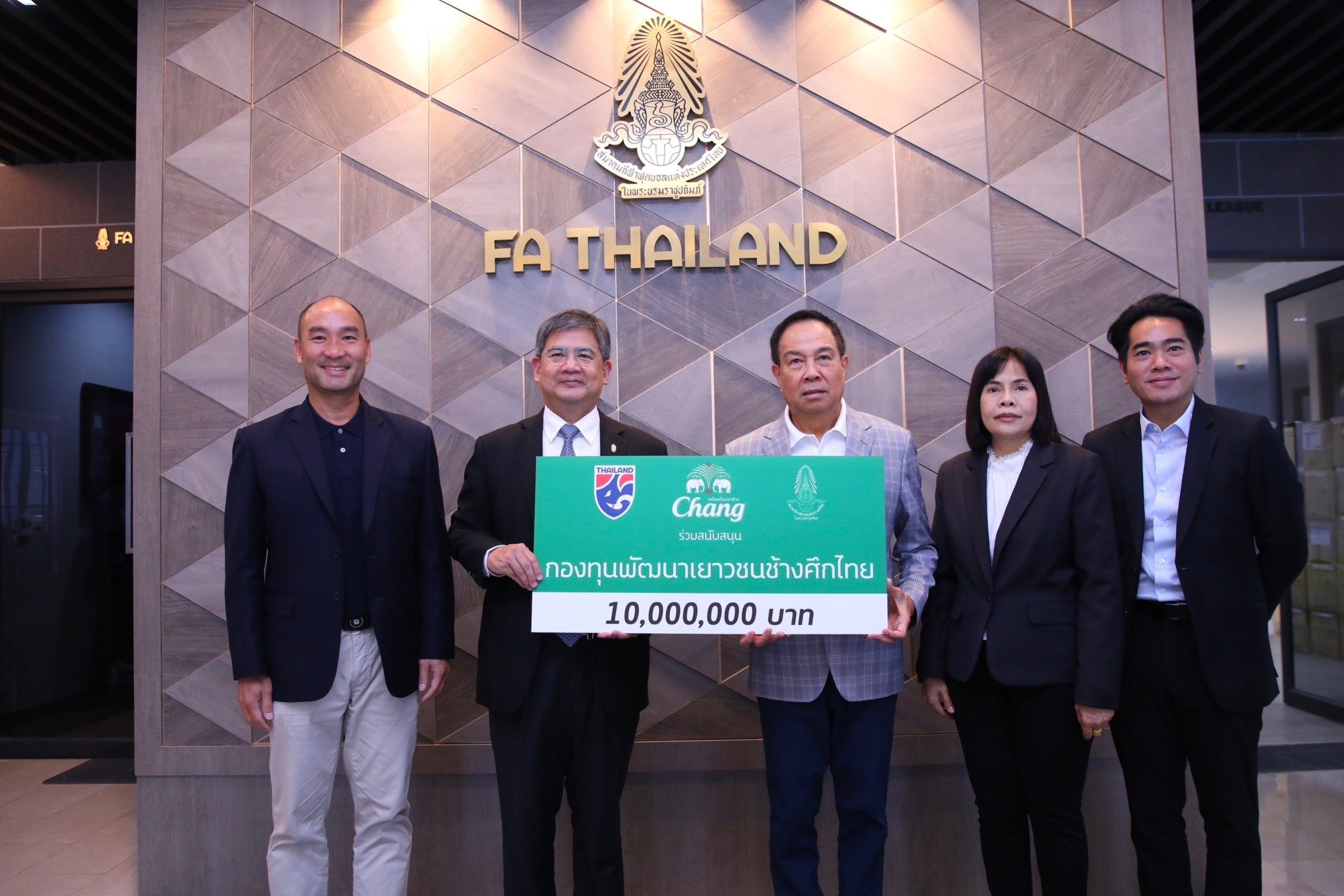 “ช้าง” มอบ 10 ล้านให้สมาคมฟุตบอล