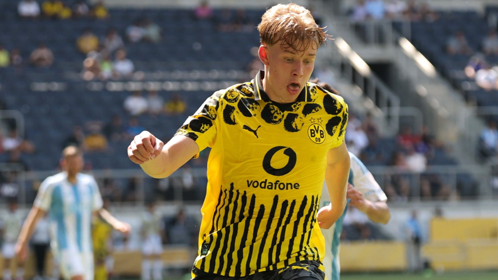 Daniel Svensson #24 of Borussia Dortmund controls the ball  