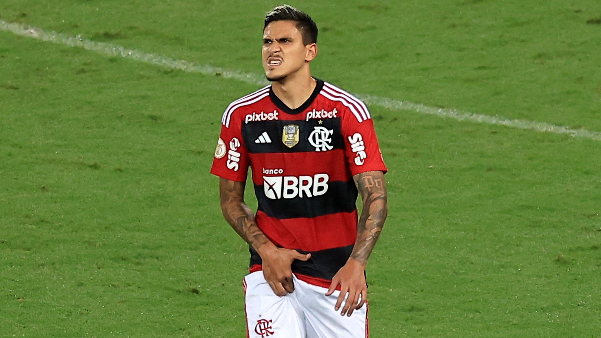Pedro, do Flamengo, deixa o campo do Maracanã sentindo a coxa em jogo contra o Goiás, pelo Brasileirão 2023