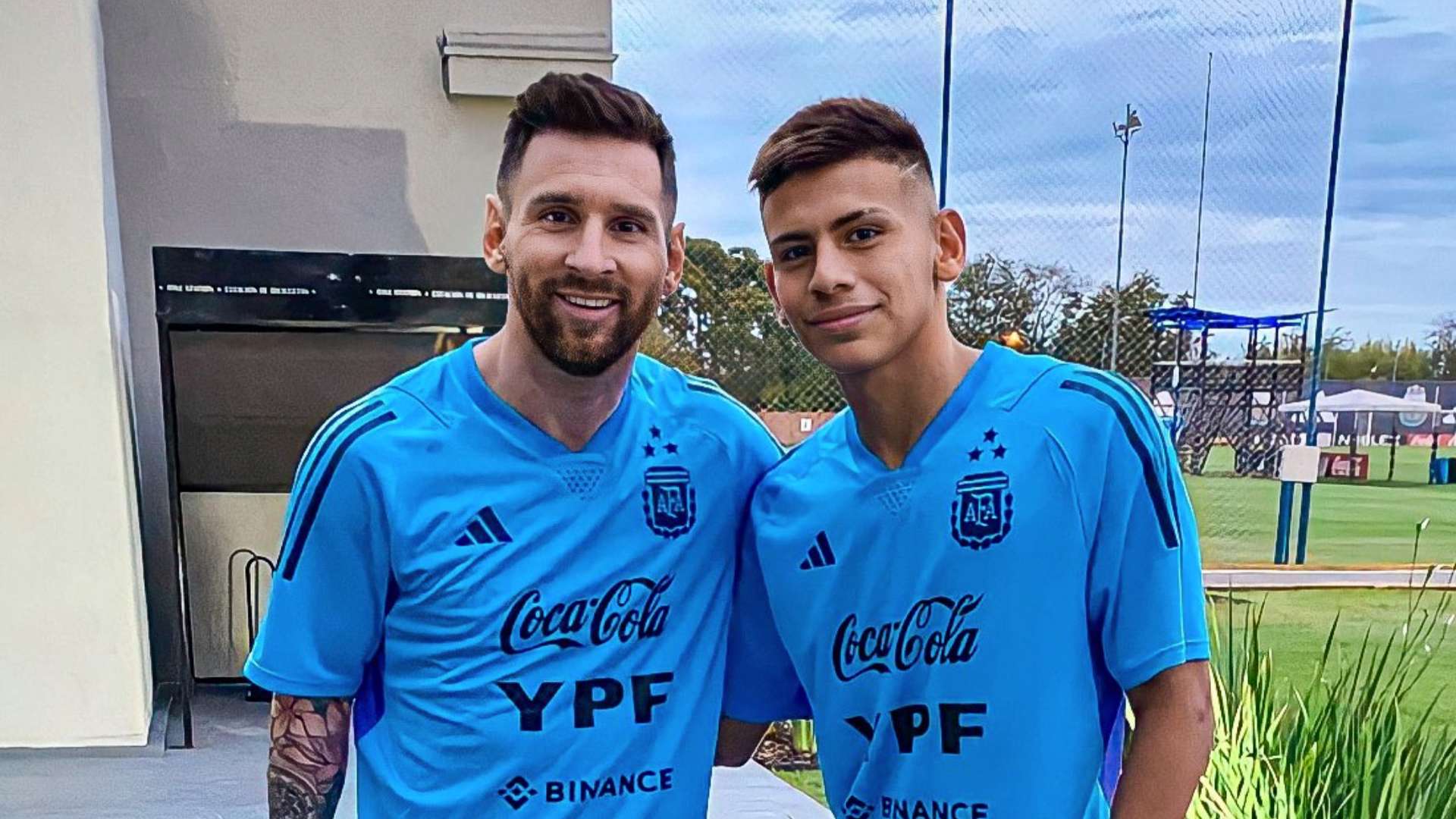 claudio echeverri lionel messi argentina entrenamiento 21032023
