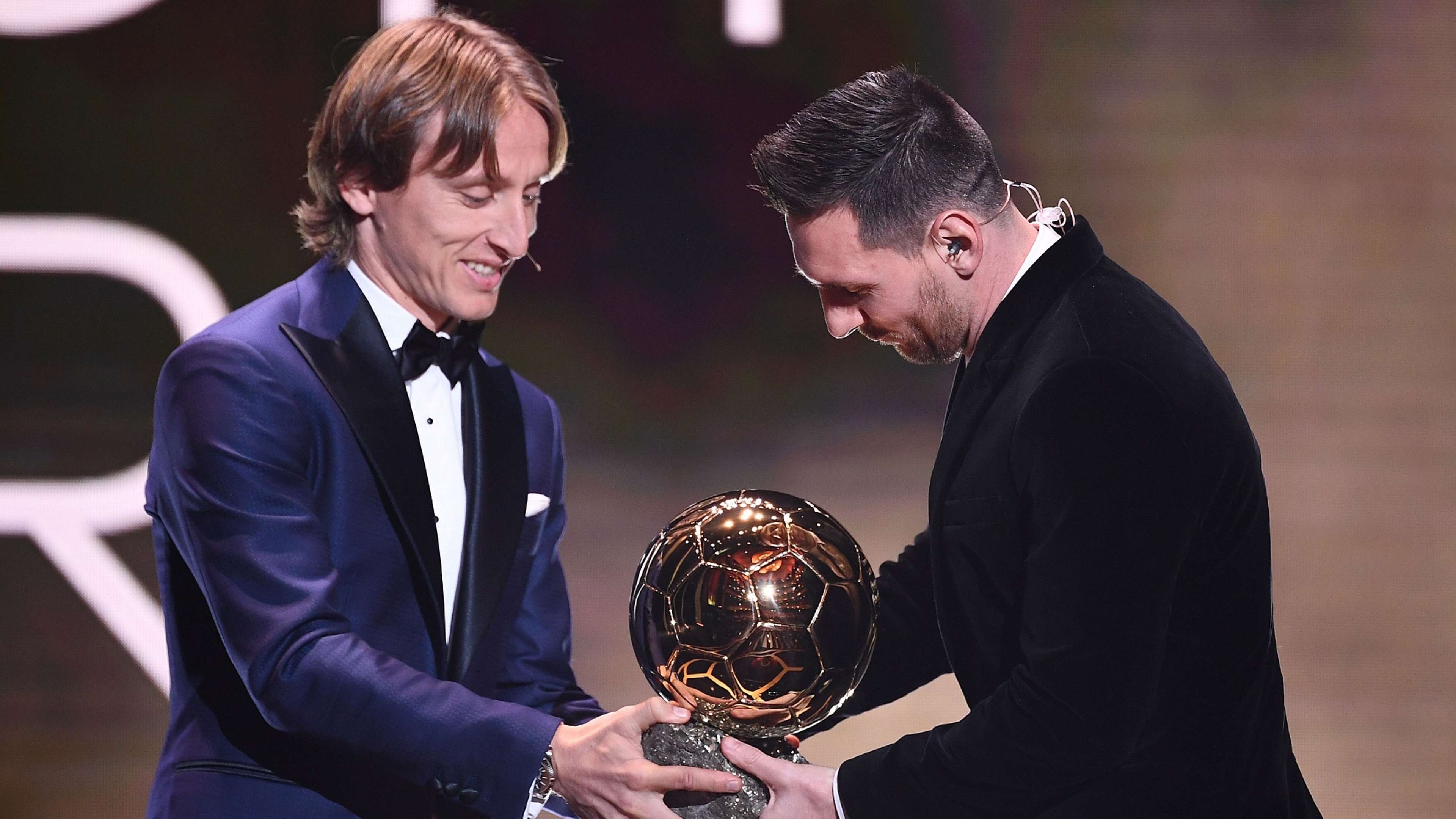 Modric entrega a Messi el Balón de Oro de 2019