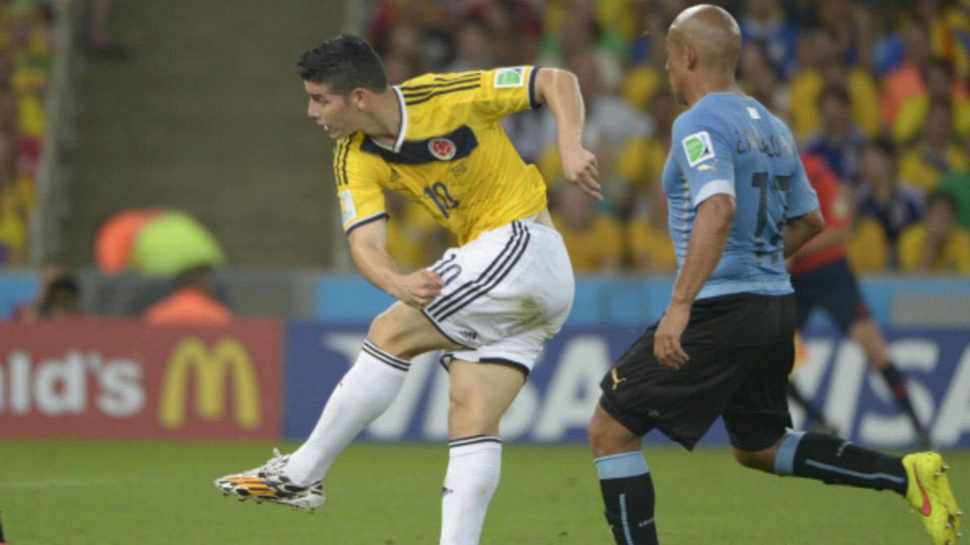 James Rodríguez Colombia Arévalo Rios Uruguay Mundial Brasil 2014 28062014.jpg