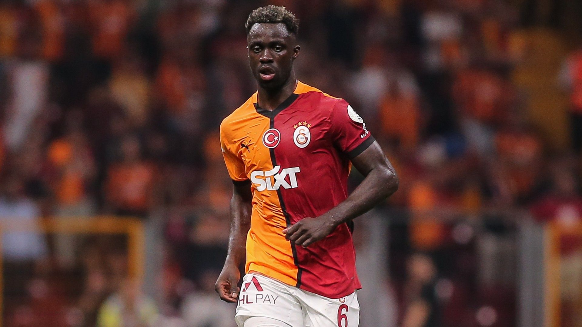 Davinson Sanchez of Galatasaray controls the ball 